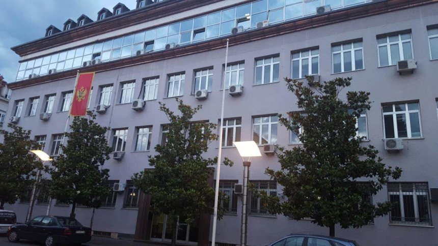 Naredba: Raspisati potjernicu za Zvicerom i Ljubom