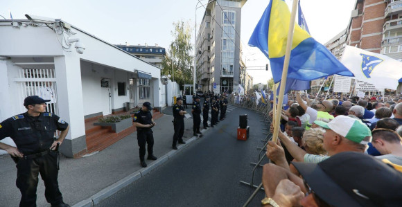 Sukob policije i demonstranta pred OHR-om (VIDEO)