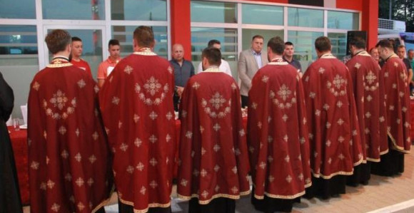 Dodik i 7 sveštenika otvorili pumpu: Šator, pjesma, bik na ražnju...(VIDEO)