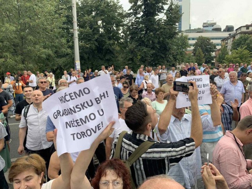 U Sarajevu protesti, građani blokirali saobraćaj