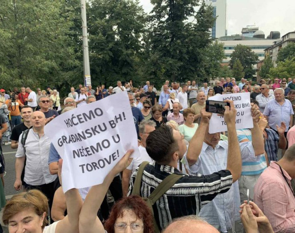 U Sarajevu protesti, građani blokirali saobraćaj