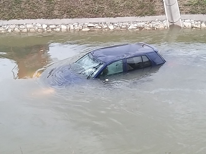 BN: Automobil sletio u Dašnicu, nema povrijeđenih