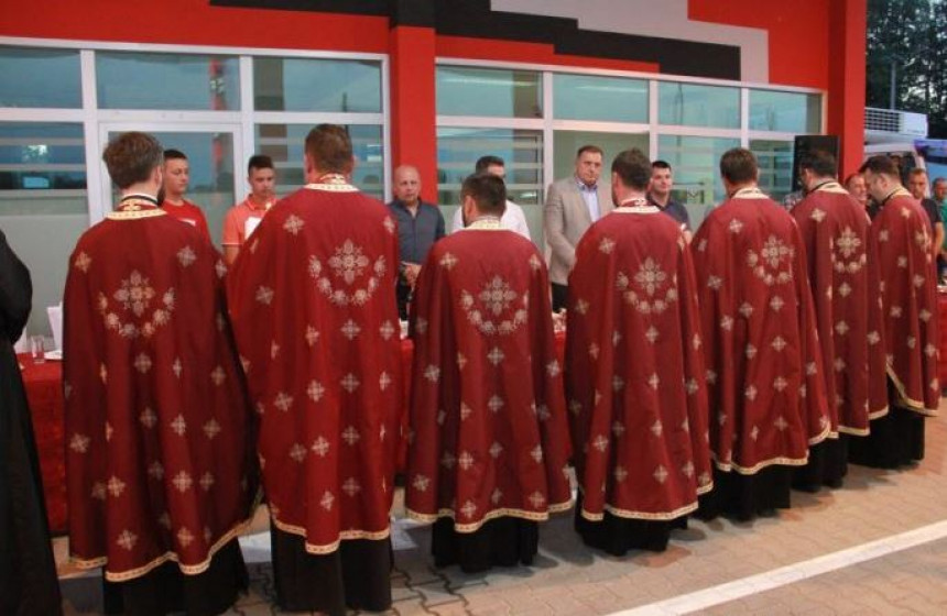 Džaba Dodik i sedam sveštenika, pumpa ne radi!