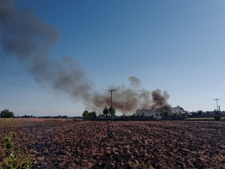 Пожар у фирми код Бијељине је локализован, ватрогасци су још на терену (ВИДЕО)