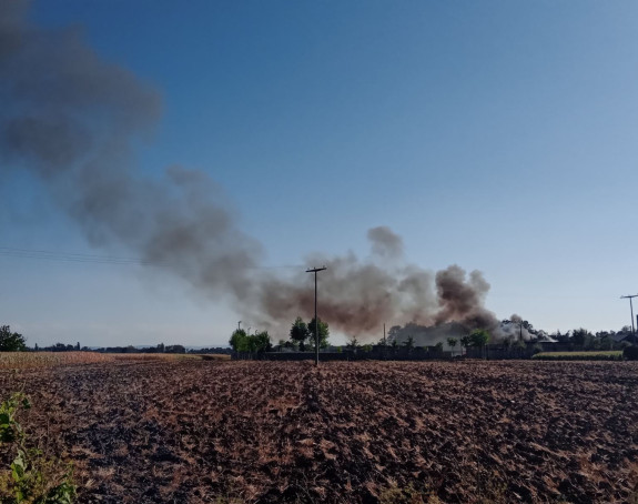 Požar u firmi kod Bijeljine je lokalizovan, vatrogasci su još na terenu (VIDEO)