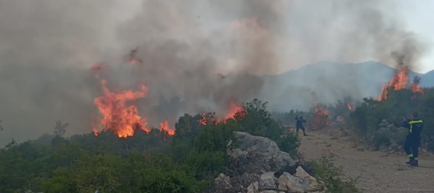 Neum: Buknuo veliki požar, vatra se bliži kućama