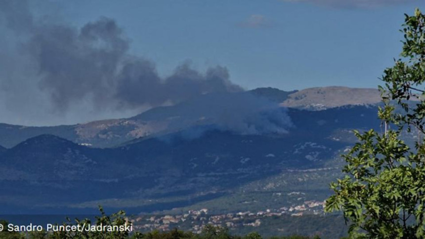 Hrvatska: Požar iznad Rijeke, gase i dva kanadera
