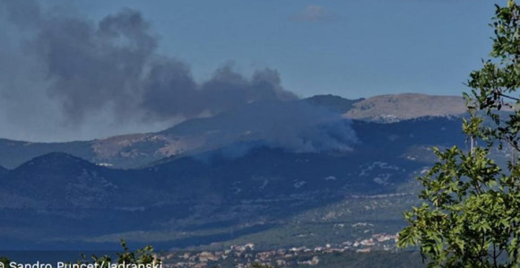 Hrvatska: Požar iznad Rijeke, gase i dva kanadera