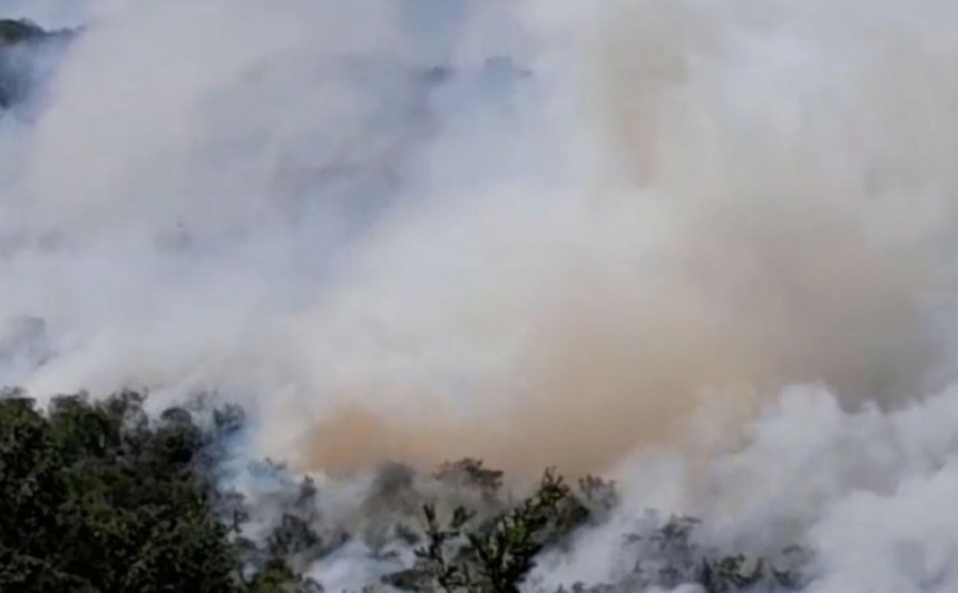 Požar u Herceg Novom gase dva vojna helikoptera