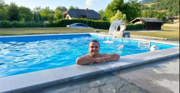 Vila sa bazenom, stanovi i vozila mafije u Bratuncu