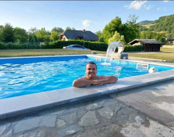 Vila sa bazenom, stanovi i vozila mafije u Bratuncu