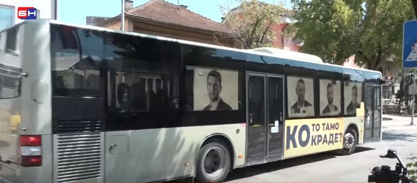 Banjaluka: Autobus "Ko to tamo krade" ispred SNSD-a