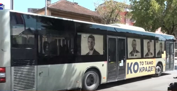 Banjaluka: Autobus "Ko to tamo krade" ispred SNSD-a
