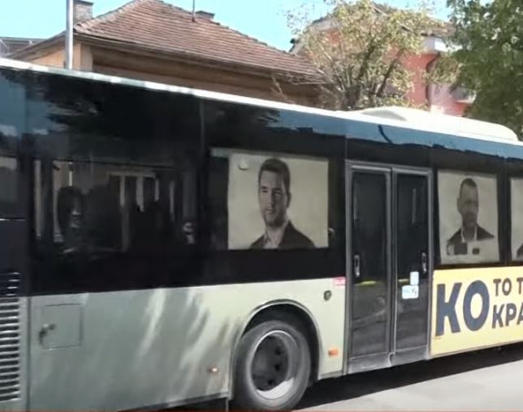 Banjaluka: Autobus "Ko to tamo krade" ispred SNSD-a