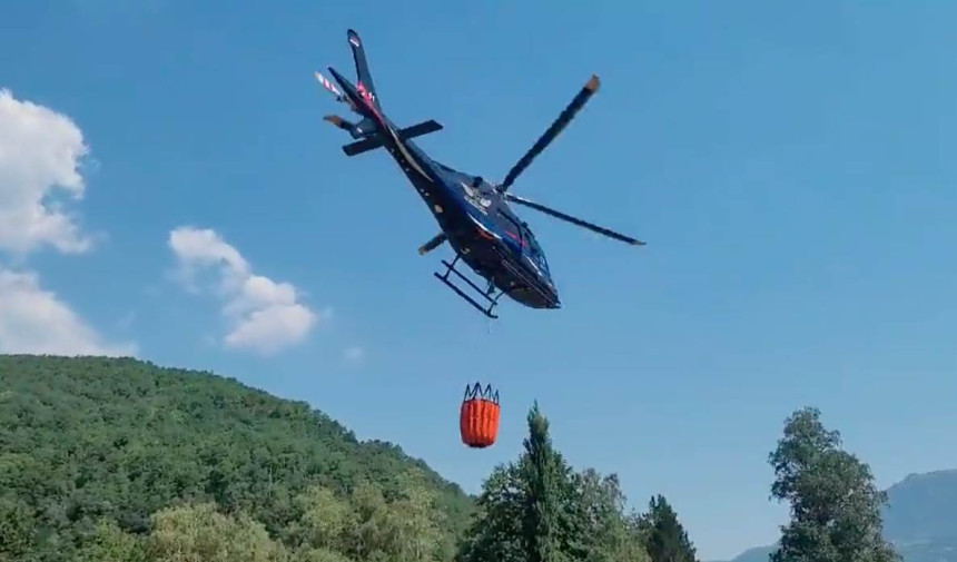 Borba sa buktinjom, gasi se požar iznad Vrbanje