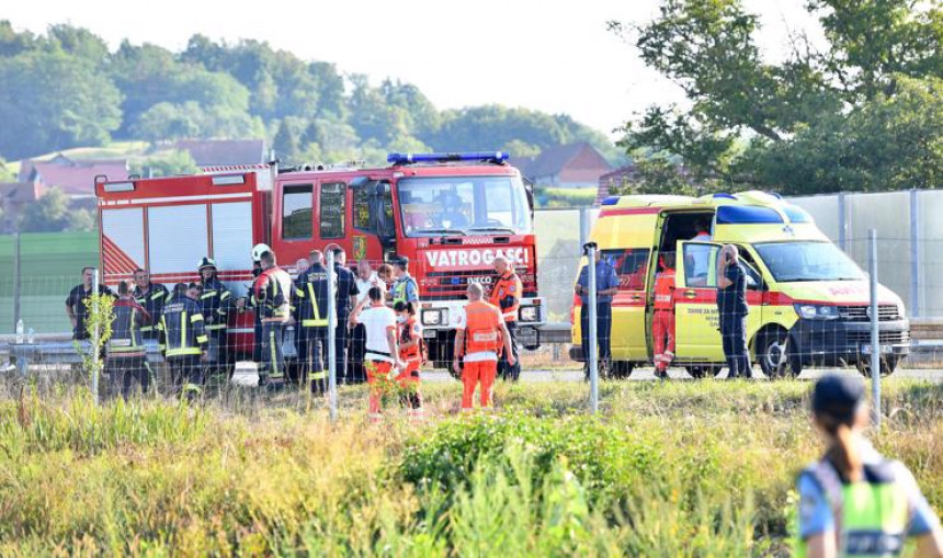 Аутобус слетио с пута: 12 особа погинуло