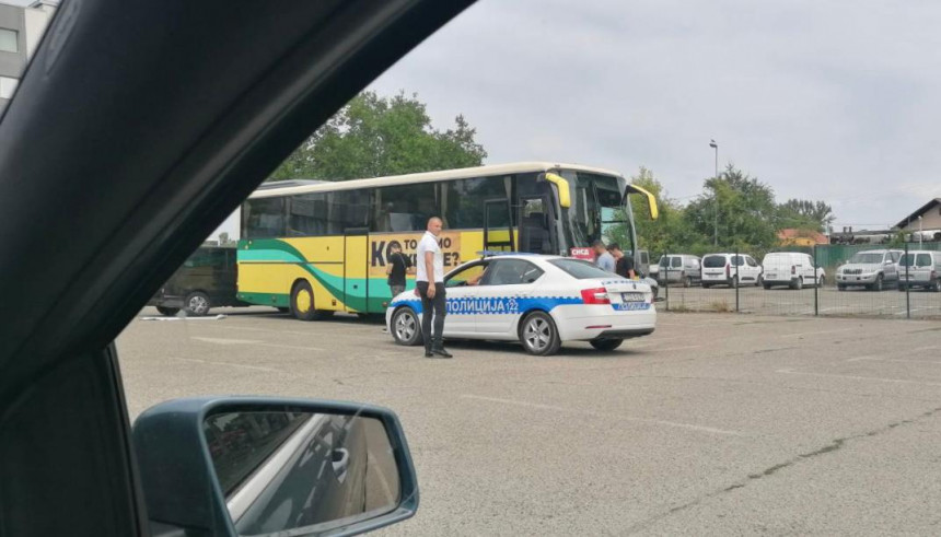 Autobus "Ko to tamo krade" na putu ka UKC-u