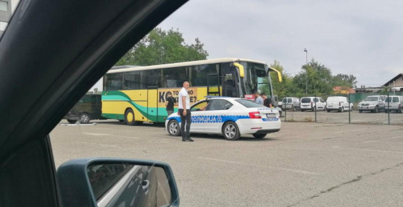 Autobus "Ko to tamo krade" na putu ka UKC-u