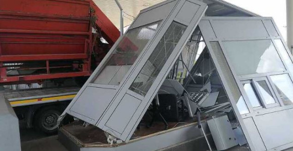 Kamion uništio naplatnu kućicu u blizini Doboja