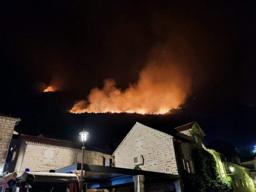 Požar u Perastu: Vatrogasci dežurali cijelu noć