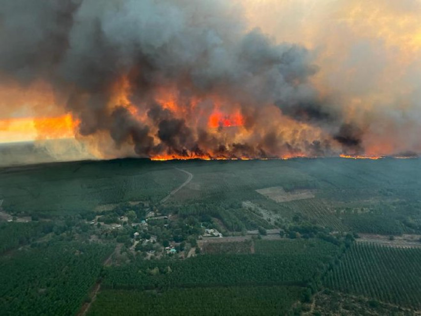 Bjesne šumski požari, uništeno 16 kuća (VIDEO)