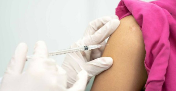 Нови ковид талас: Љекари и за четврту дозу вакцине