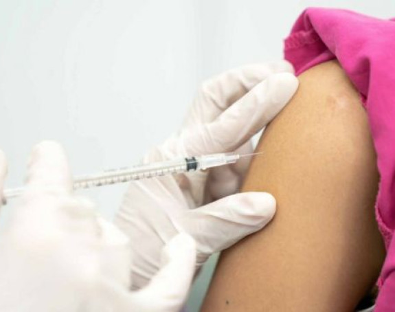 Нови ковид талас: Љекари и за четврту дозу вакцине