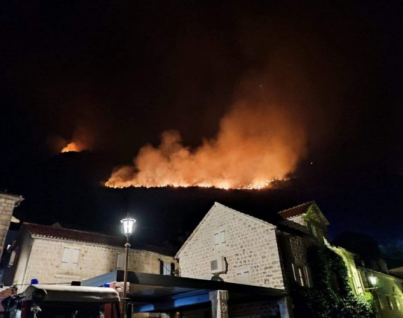 Požar u Perastu: Vatrogasci dežurali cijelu noć