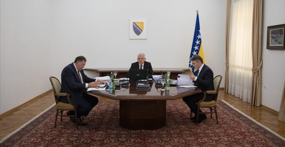 Široko i u doba krize: Za četiri mjeseca Predsjedništvo BiH preko 17.000 KM potrošilo na poklone