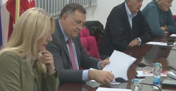 Vlast dijeli novac šakom i kapom i nastavlja da se zadužuje?!