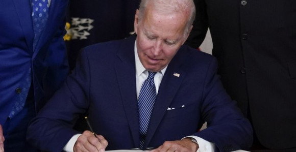 Bajden potpisao najveći paket klimatskih mjera