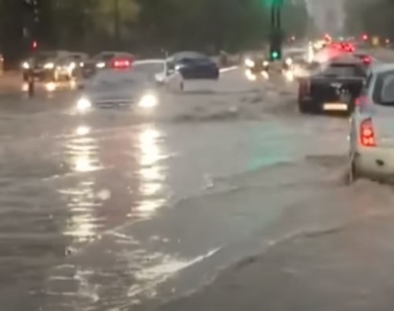 Snažno nevrijeme pogodilo Pariz, poplavljen metro
