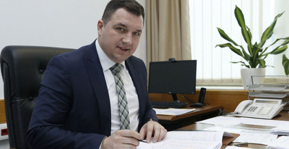 Ministar Lučić potrošio 60.000 KM u kafanama, bahatio se i sa službenim vozilom