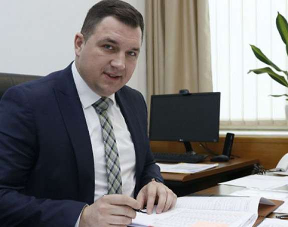 Ministar Lučić potrošio 60.000 KM u kafanama, bahatio se i sa službenim vozilom