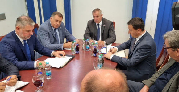 Nižu se predizborna obećanja SNSD-a: Bolnice, putevi, smanjenje poreza...