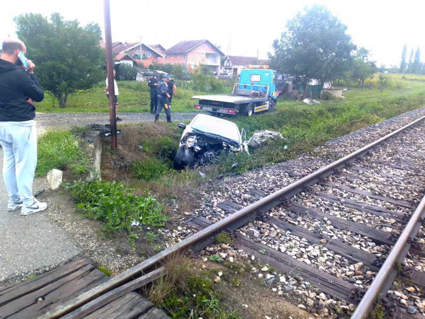 U Prijedoru voz udario u vozilo, jedno povrijeđeno