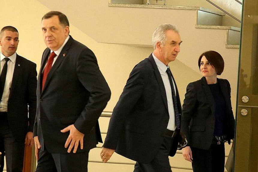 Dodik 18 godina vlada Srpskom, a tvrdi da je politika Mirka Šarovića propala?!