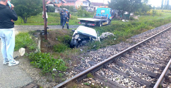 У Приједору воз ударио у возило, једно повријеђено