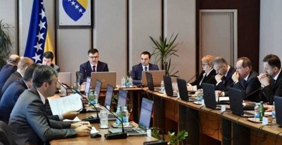 Hoće li narod ovo kazniti: Nerad im debelo plaćen!