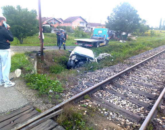 U Prijedoru voz udario u vozilo, jedno povrijeđeno