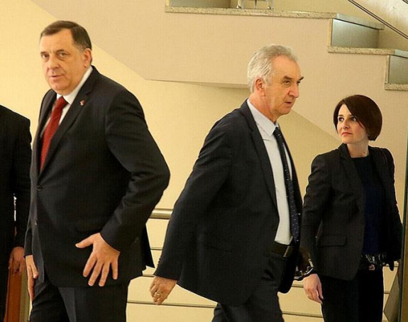 Dodik 18 godina vlada Srpskom, a tvrdi da je politika Mirka Šarovića propala?!