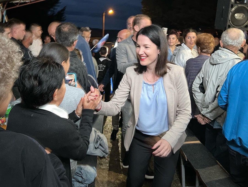 Pogledajte kako su građani Jablanice kod Gradiške dočekali Jelenu Trivić (VIDEO)