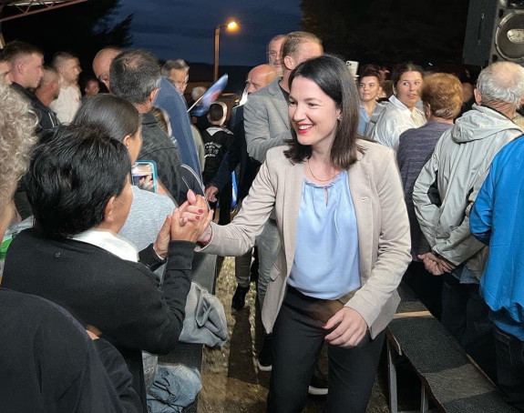 Pogledajte kako su građani Jablanice kod Gradiške dočekali Jelenu Trivić (VIDEO)