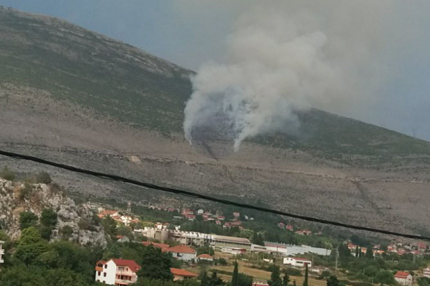 Grom udario u brdo iznad Trebinja pa izazvao požar