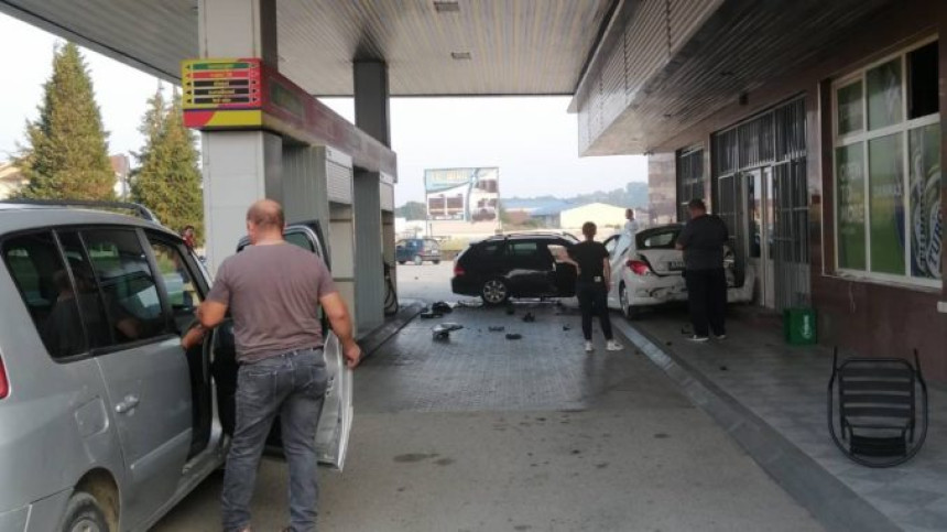 U sudaru auta na benzinskoj pumpi umalo katastrofa