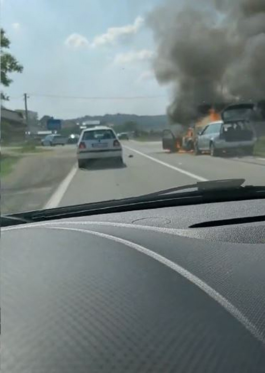 Udes na putu Prnjavor-Banjaluka, vozila u plamenu