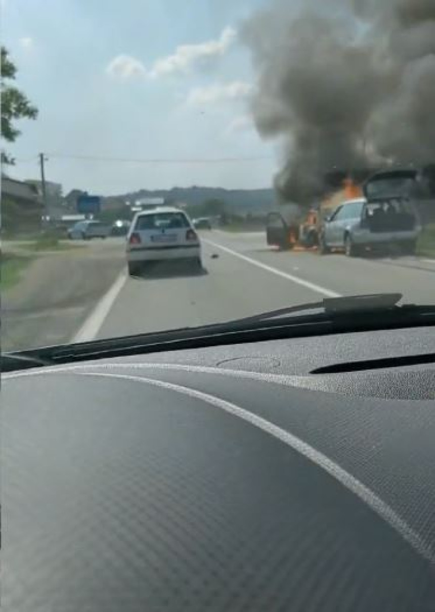 Удес на путу Прњавор-Бањалука, возила у пламену