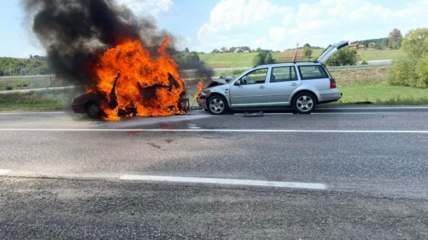 Прњавор: Двије особе погинуле, возила изгорјела