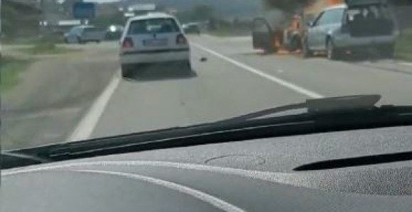 Udes na putu Prnjavor-Banjaluka, vozila u plamenu