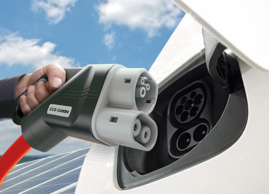 Škotski policajci dobili električne automobile bez punjača za njih!?